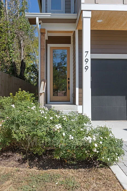 3 bed, 2.5 bath, 2200 sqft, $3,000 — Photo 3
