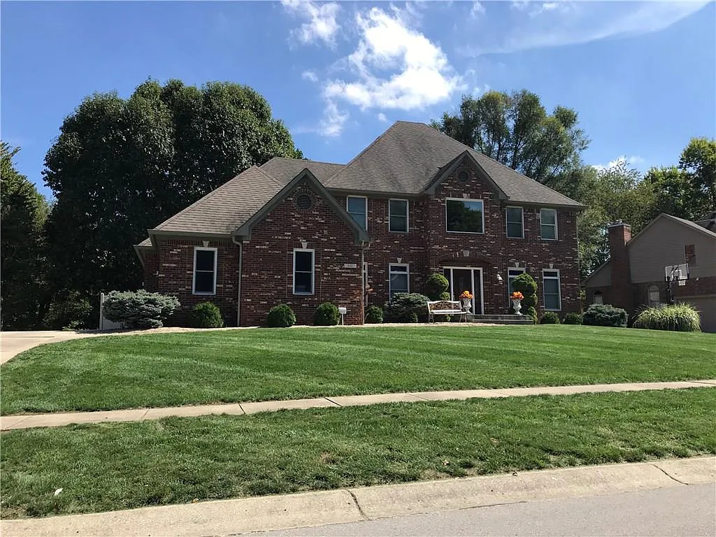 541 Vanhoy Dr photo 1