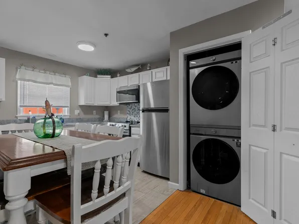 230 Maple Ave #203, Newport, RI 02840