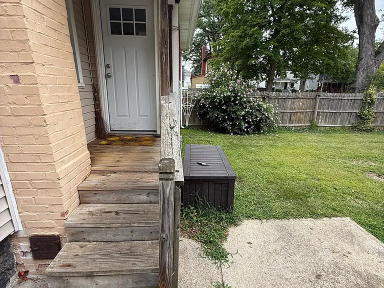 107 S Berrien St — Photo 4