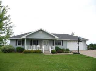 386 W Overlook Dr, Ellsworth, WI 54011