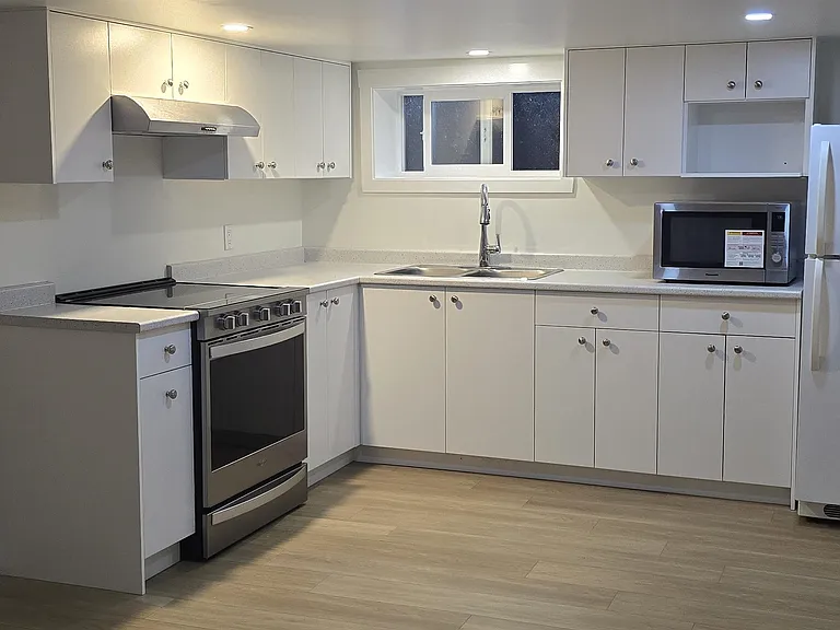 407 Saint George St — Photo 10
