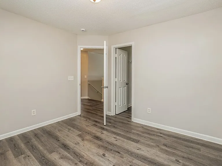 555 River View Dr — Photo 13