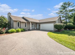 2998 Parkside Dr, Jenison, MI 49428