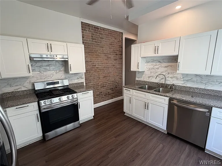 212 Richmond Ave — Photo 6