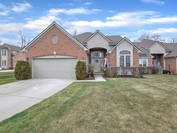 6133 Lochmore Dr, Commerce Township, MI 48382