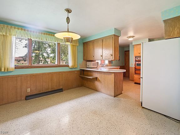 5th image of 2520 Hollyview St NE