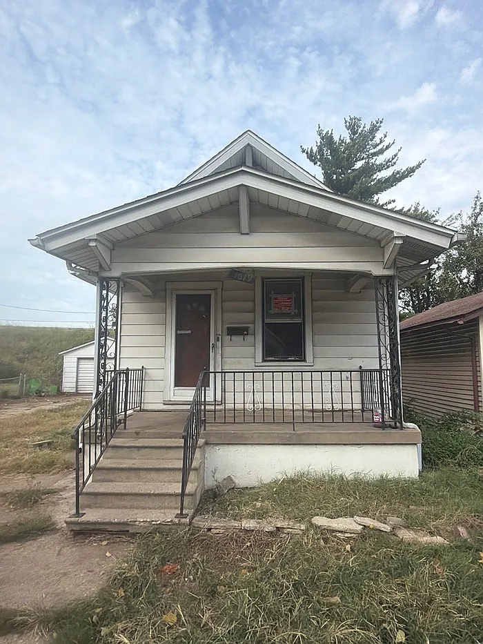 2 bed, 1.0 bath, $600 — Photo 1