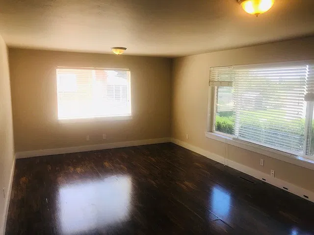 Beautiful home with 2 car garage — Photo 3