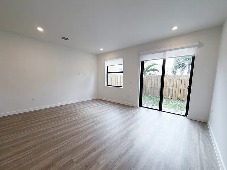 122 NW 10th Pl — Photo 10