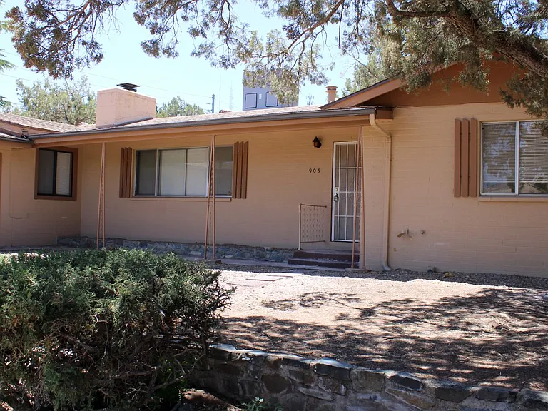 903 Green Ln — Photo 3