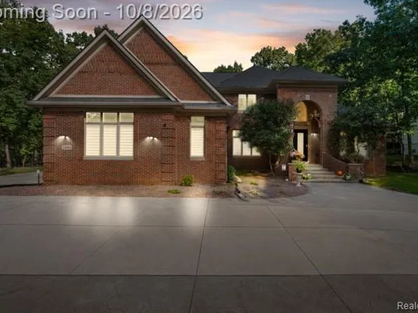 2490 Island View Dr, West Bloomfield, MI 48324