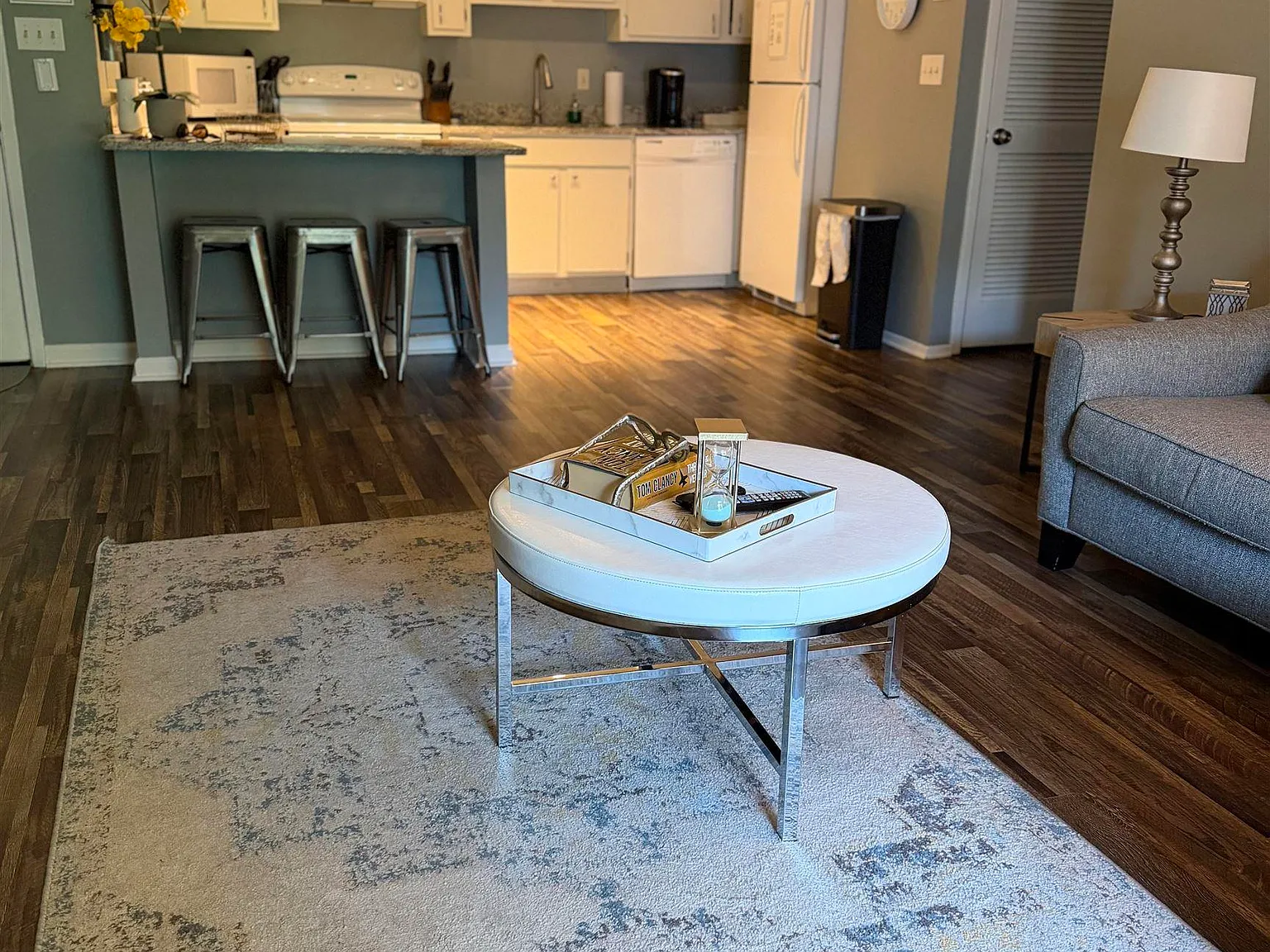 1 bed, 1.0 bath, 741 sqft, $1,100 — Photo 4