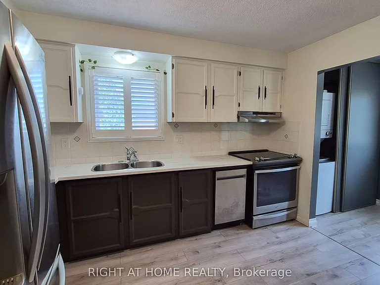 552 Grandview St S — Photo 10