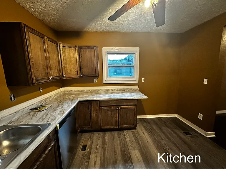 1512 Douglas St — Photo 5