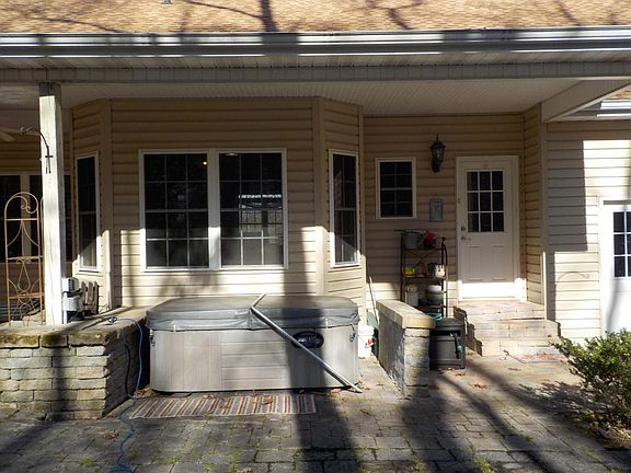 5th image of 28 Pinehurst Ct