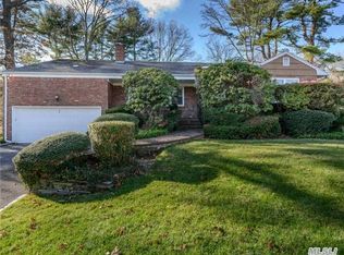 34 Pinewood Rd, Roslyn, NY 11576