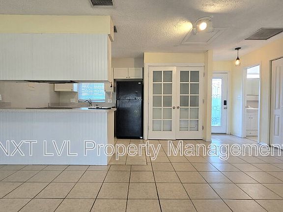 4th image of 4261 Island Cir #6