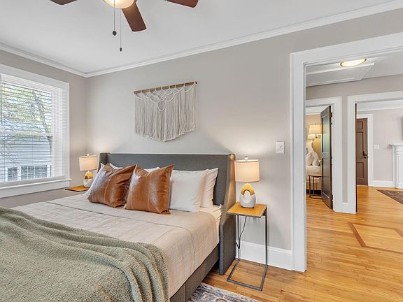 The king bedroom is the perfect retreat. With complimentary cotton linens, you can rest and enjoy after a day exploring the city of Greenville.
