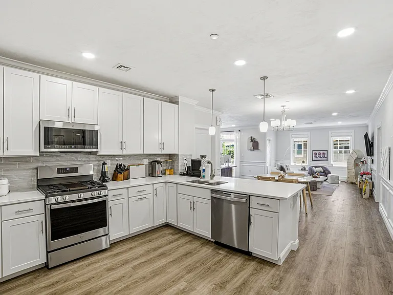 320 Middlesex Ave #D208 — Photo 10