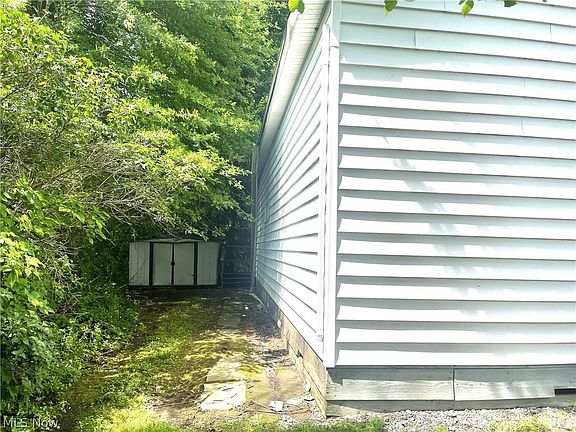 3rd image of 2865 Mahoning Ave NW