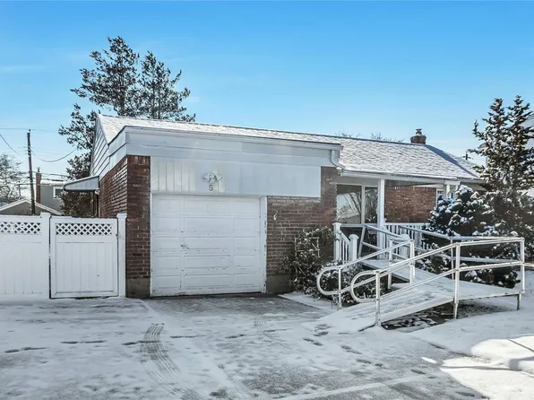 5 Westbury Avenue, Plainview, NY 11803