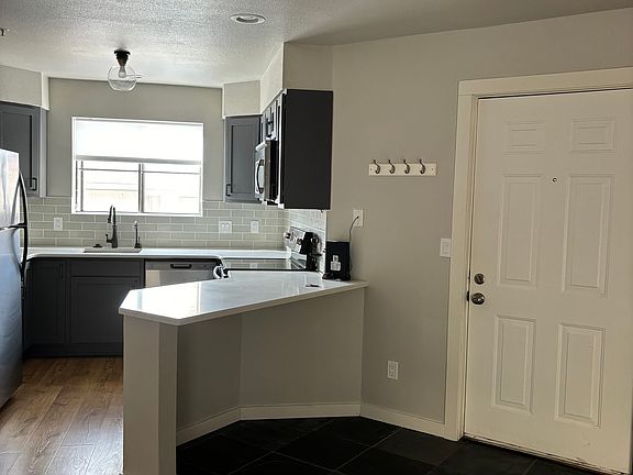 5th image of 575 Manhattan Dr