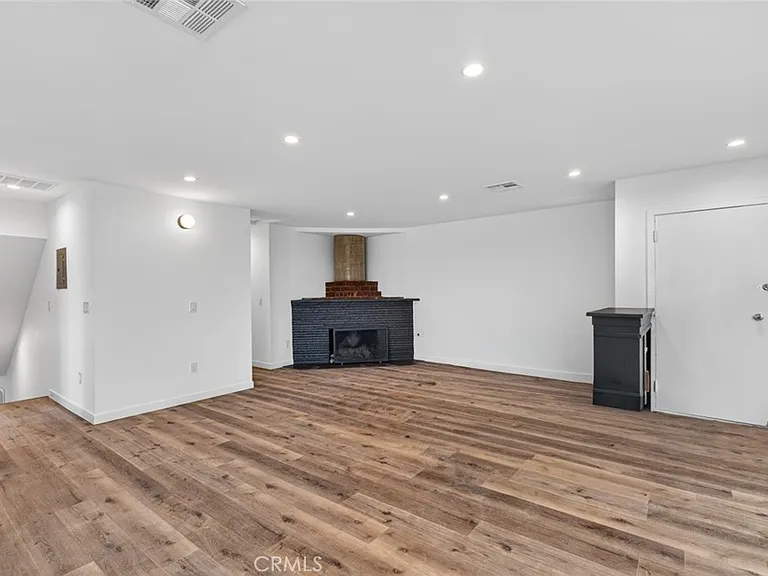 901 Micheltorena St — Photo 15