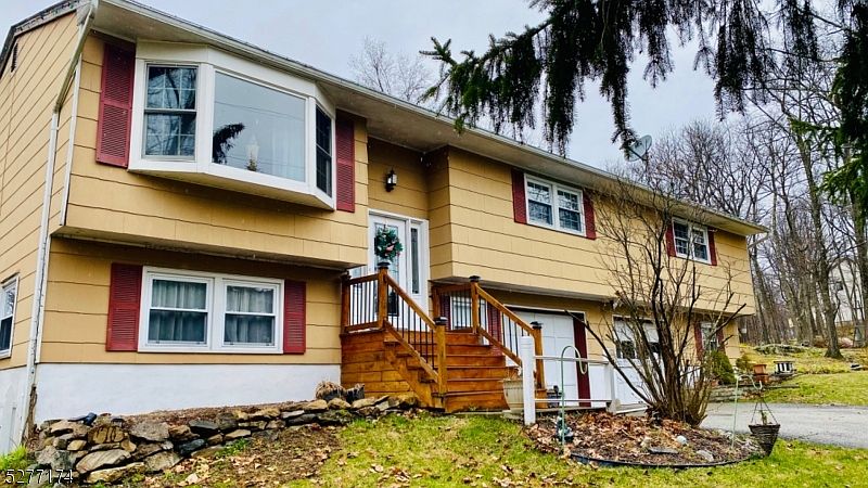 1st image of 39 Curving Hill Dr