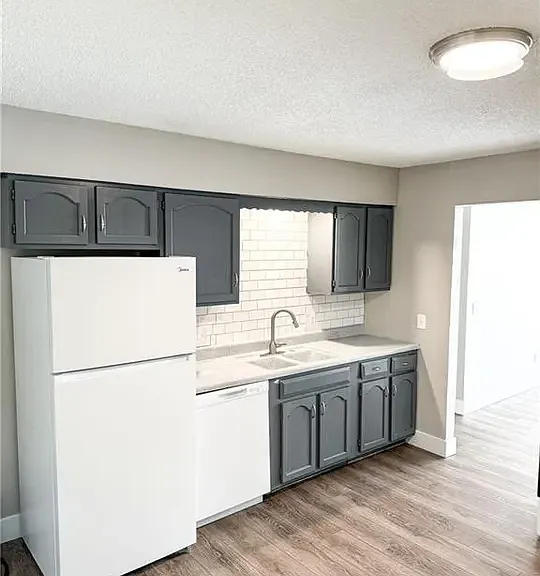 425 Castle Dr — Photo 5