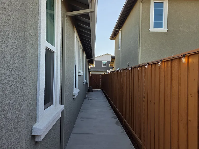2649 Dashwood St — Photo 28