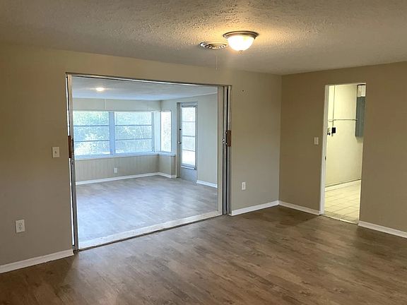 4th image of 2716 Seaspray St