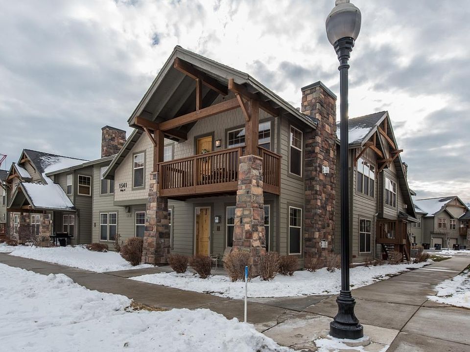 Lower, corner unit. Very quiet street, walk to everything.