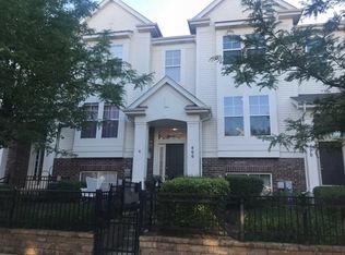 466 Grosvenor Ln, Aurora, IL 60504