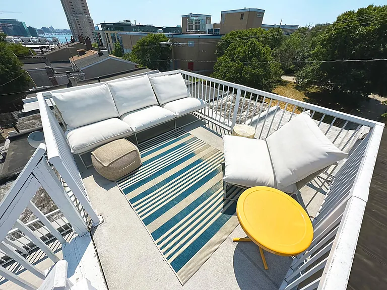 410 E Cross St — Photo 16