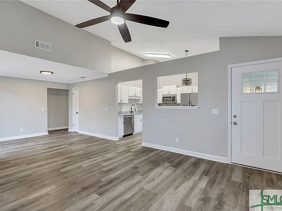 3rd image of 9 QUAIL HOLLOW Court W
