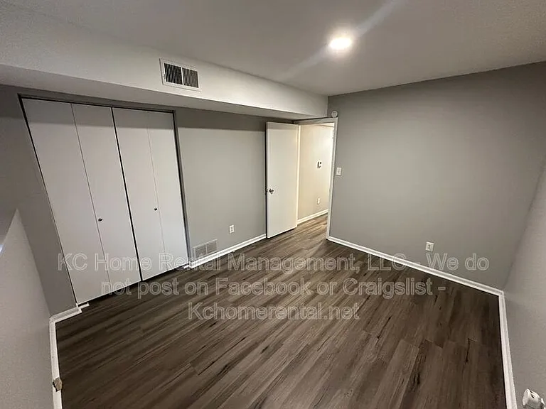 9213 E 54th Ter — Photo 19