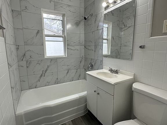 5th image of 2811 Kenmore Ave #13