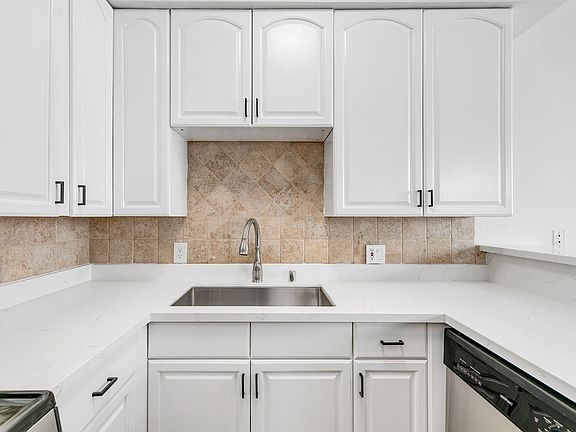 4th image of 4034 Redwood Ave #103