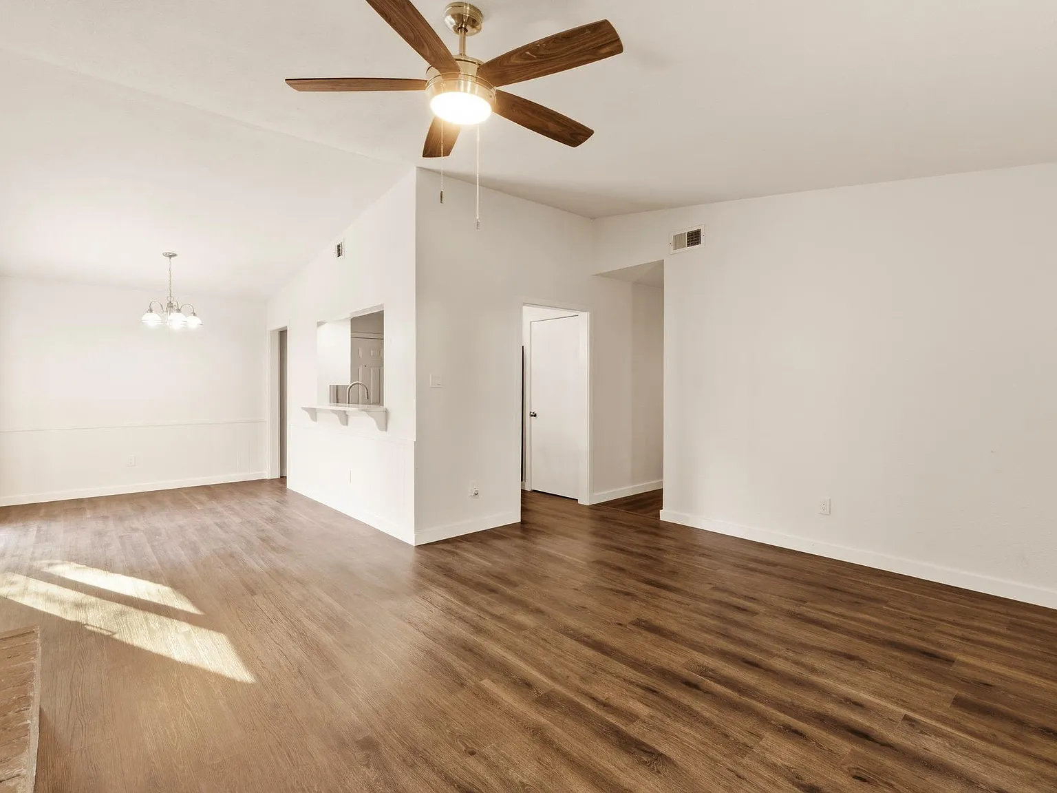 3 bed, 2.0 bath, 1176 sqft, $2,500 — Photo 3