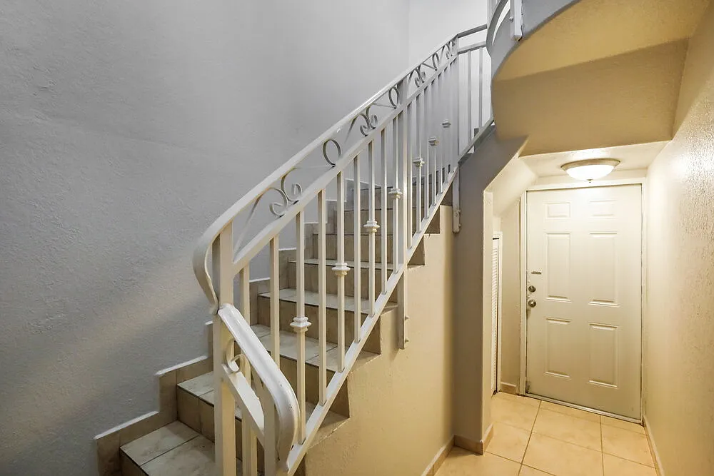 3 bed, 2.0 bath, 1328 sqft, $3,600 — Photo 4