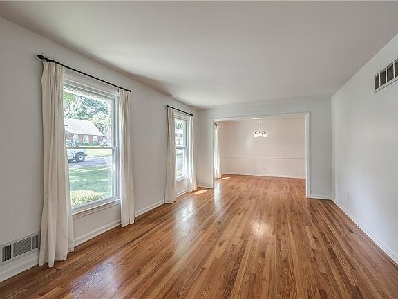 3rd image of 10806 W 100th Pl