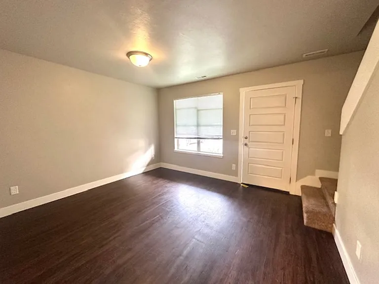 385 S 480 W — Photo 4