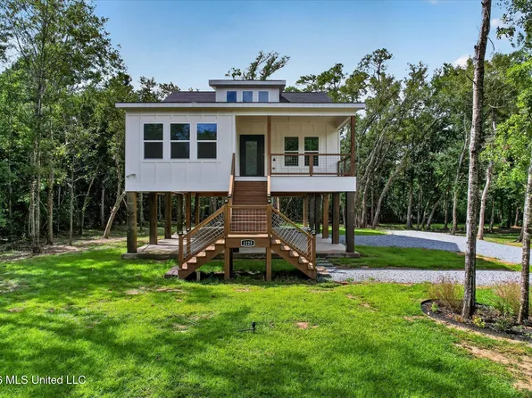 1225 Taranto St, Waveland, MS 39576