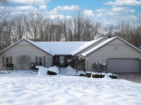 8305 Pebble Creek Ct, Chagrin Falls, OH 44023