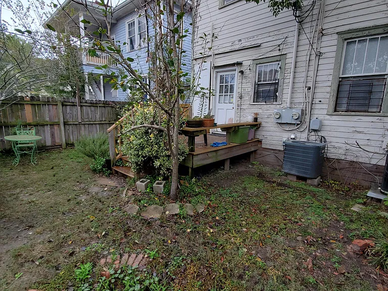 807 E 39th St — Photo 31