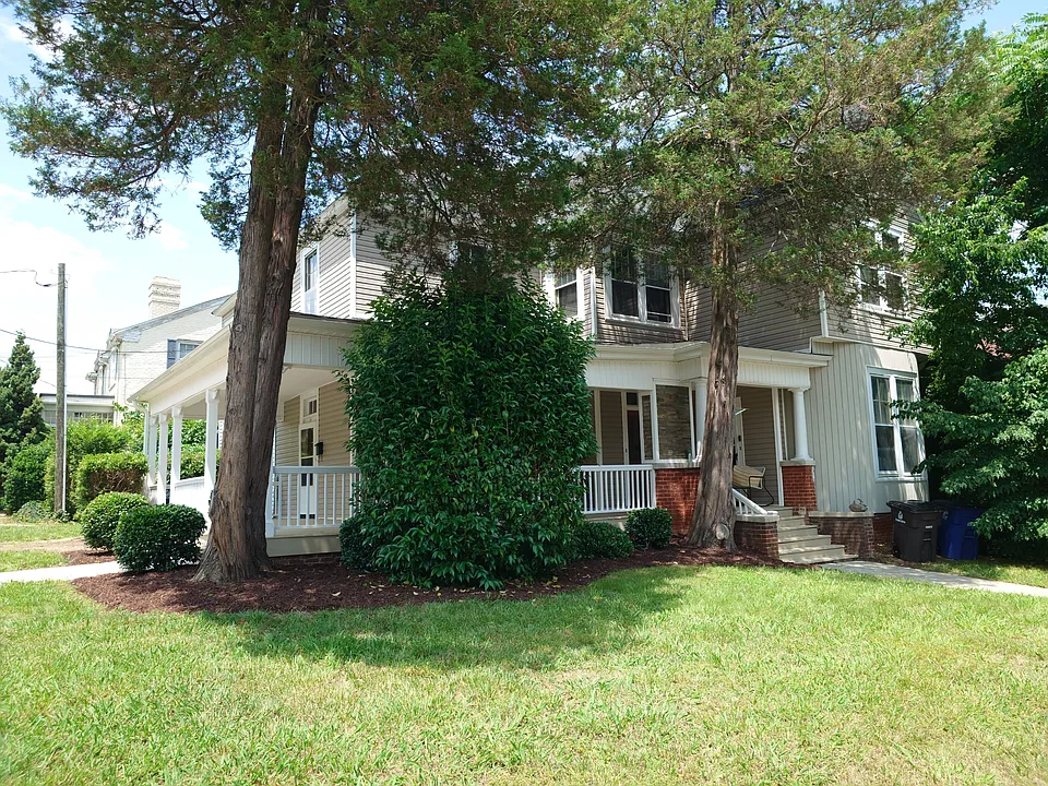 301 N Spring St #1