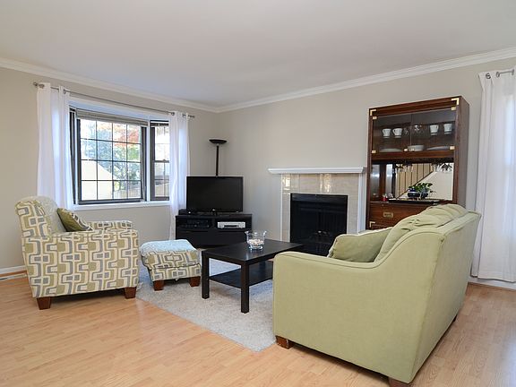 4th image of 9842 Saint Cloud Ct