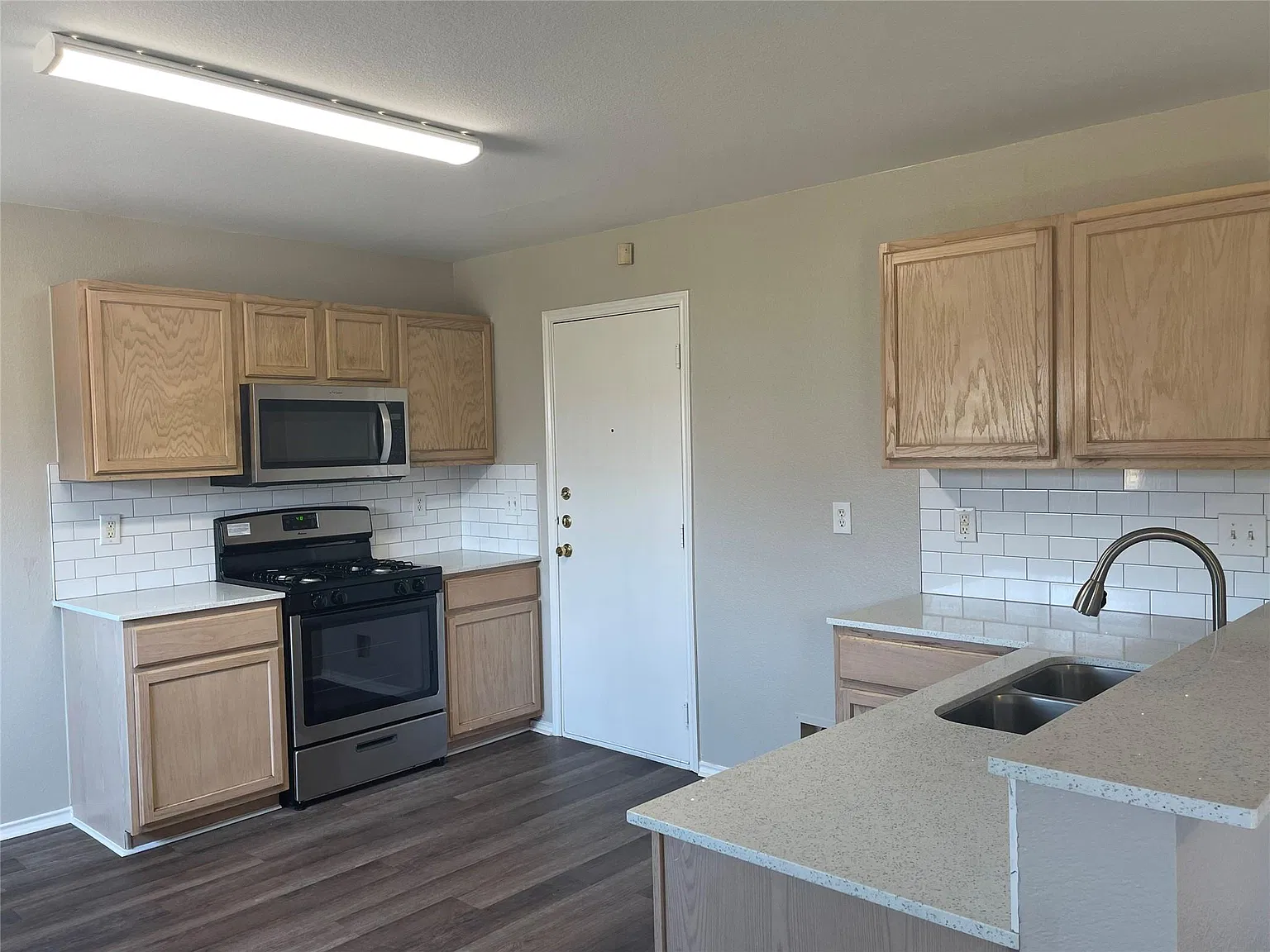 3 bed, 2.0 bath, 1694 sqft, $1,800 — Photo 3