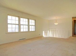 218 N Babcock Dr, Palatine, IL 60074